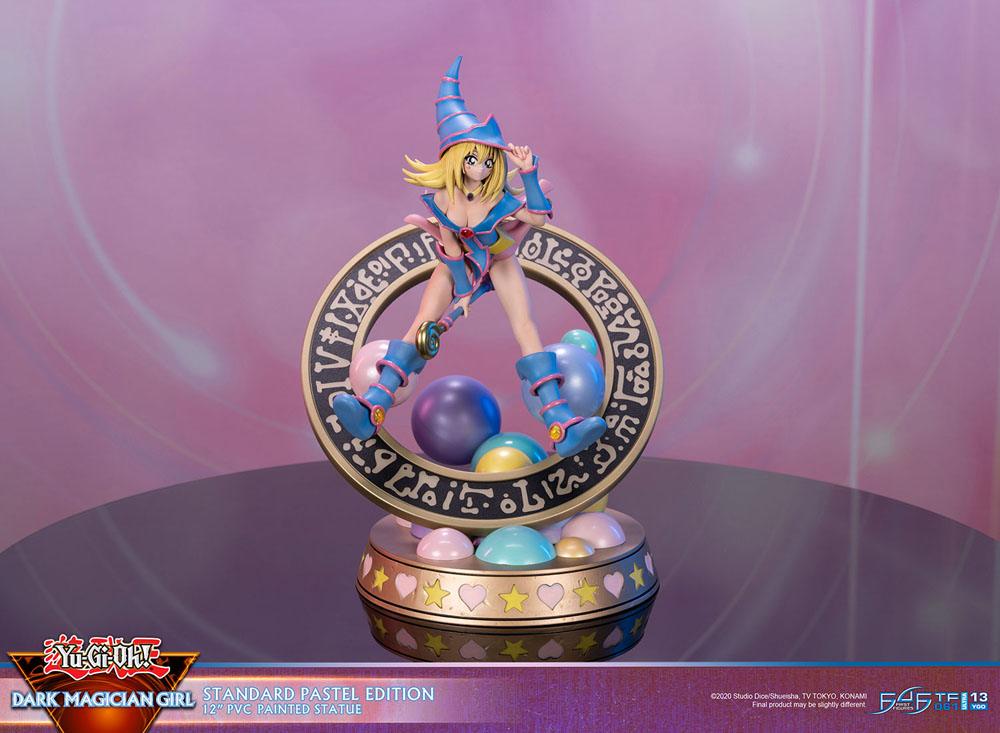 Figurine collector de La Magicienne des Ténèbres - Yu-Gi-Oh! - Standard Pastel Edition, statuette en PVC avec socle décoratif, hauteur 30 cm.