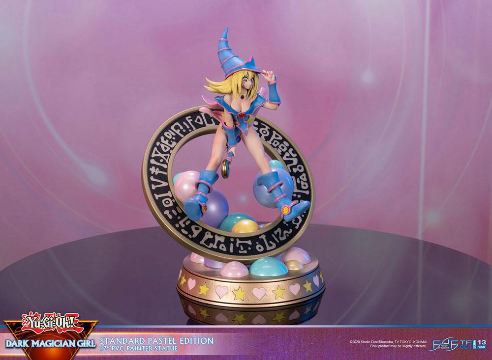 Figurine collector de La Magicienne des Ténèbres - Yu-Gi-Oh! - Standard Pastel Edition, statuette en PVC avec socle décoratif, hauteur 30 cm.