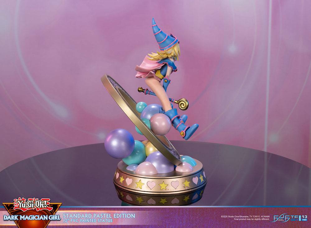 Figurine collector de La Magicienne des Ténèbres - Yu-Gi-Oh! - Standard Pastel Edition, statuette en PVC avec socle décoratif, hauteur 30 cm.