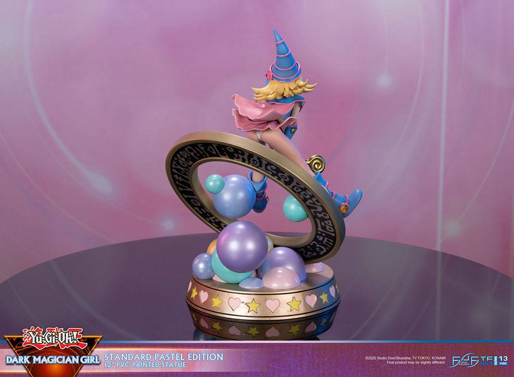 Figurine collector de La Magicienne des Ténèbres - Yu-Gi-Oh! - Standard Pastel Edition, statuette en PVC avec socle décoratif, hauteur 30 cm.