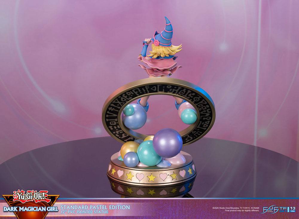 Figurine collector de La Magicienne des Ténèbres - Yu-Gi-Oh! - Standard Pastel Edition, statuette en PVC avec socle décoratif, hauteur 30 cm.