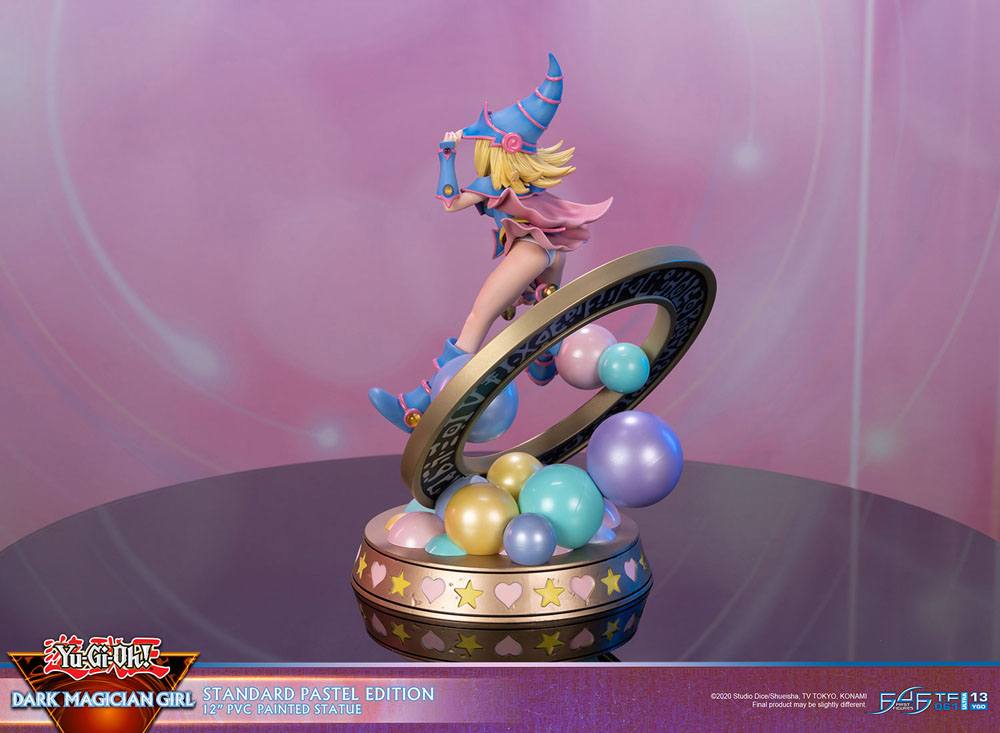 Figurine collector de La Magicienne des Ténèbres - Yu-Gi-Oh! - Standard Pastel Edition, statuette en PVC avec socle décoratif, hauteur 30 cm.