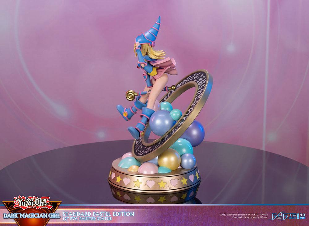 Figurine collector de La Magicienne des Ténèbres - Yu-Gi-Oh! - Standard Pastel Edition, statuette en PVC avec socle décoratif, hauteur 30 cm.