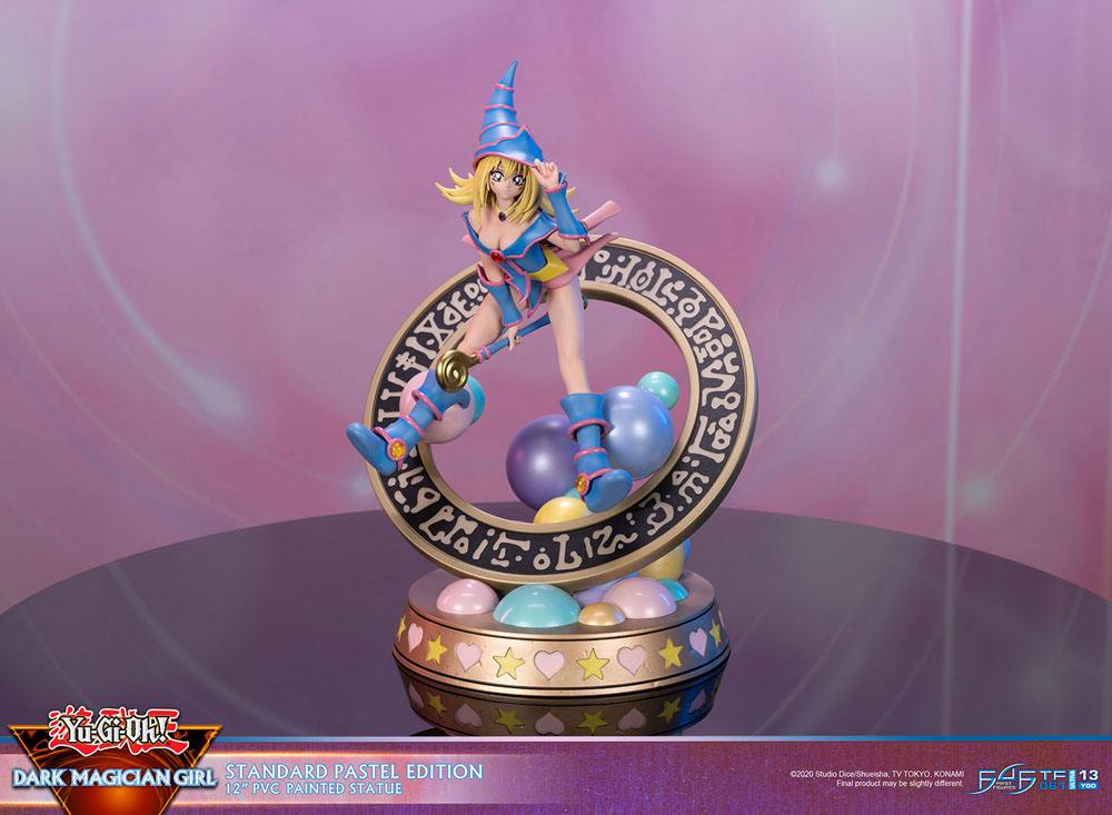 Figurine collector de La Magicienne des Ténèbres - Yu-Gi-Oh! - Standard Pastel Edition, statuette en PVC avec socle décoratif, hauteur 30 cm.