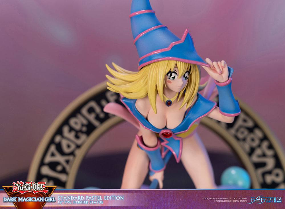Figurine collector de La Magicienne des Ténèbres - Yu-Gi-Oh! - Standard Pastel Edition, statuette en PVC avec socle décoratif, hauteur 30 cm.