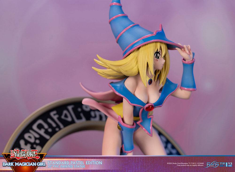 Figurine collector de La Magicienne des Ténèbres - Yu-Gi-Oh! - Standard Pastel Edition, statuette en PVC avec socle décoratif, hauteur 30 cm.