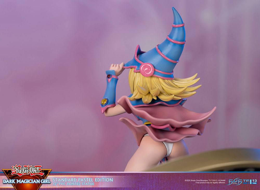 Figurine collector de La Magicienne des Ténèbres - Yu-Gi-Oh! - Standard Pastel Edition, statuette en PVC avec socle décoratif, hauteur 30 cm.