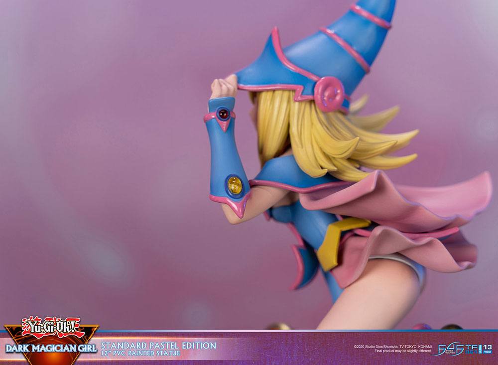 Figurine collector de La Magicienne des Ténèbres - Yu-Gi-Oh! - Standard Pastel Edition, statuette en PVC avec socle décoratif, hauteur 30 cm.