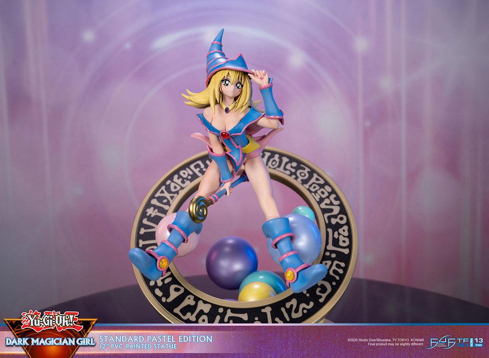 Figurine collector de La Magicienne des Ténèbres - Yu-Gi-Oh! - Standard Pastel Edition, statuette en PVC avec socle décoratif, hauteur 30 cm.