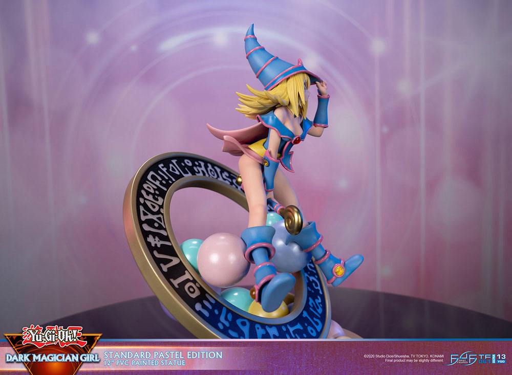 Figurine collector de La Magicienne des Ténèbres - Yu-Gi-Oh! - Standard Pastel Edition, statuette en PVC avec socle décoratif, hauteur 30 cm.