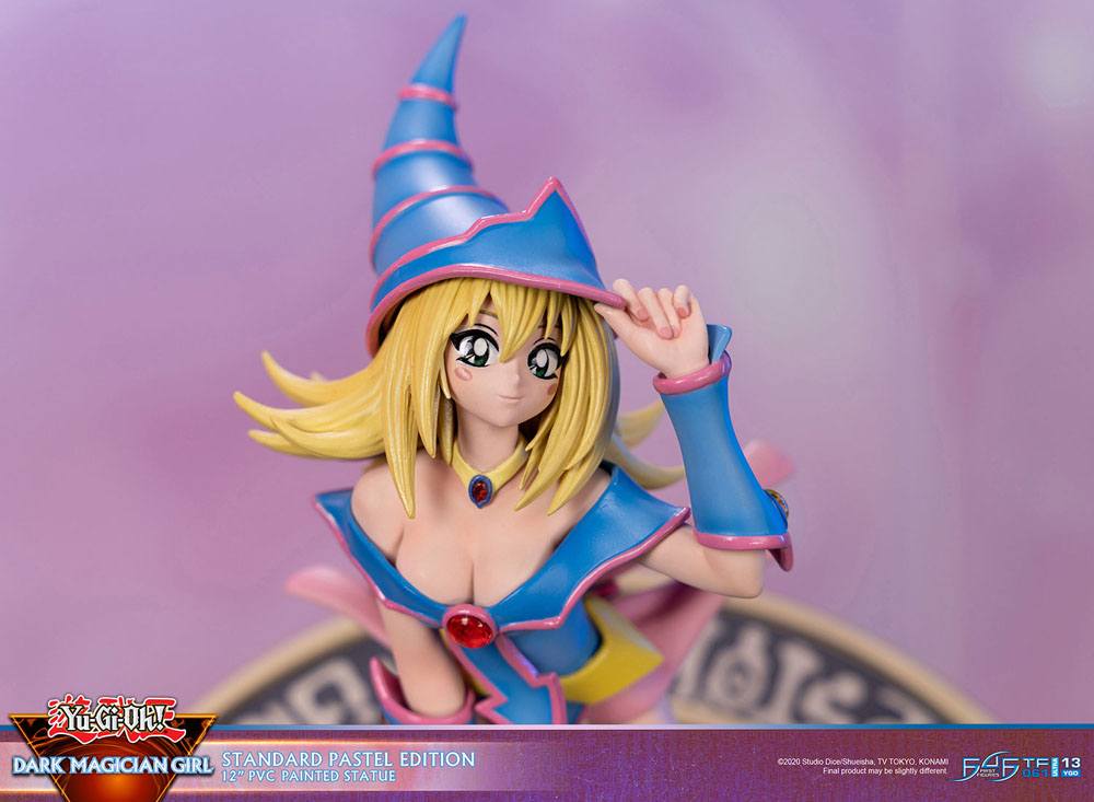 Figurine collector de La Magicienne des Ténèbres - Yu-Gi-Oh! - Standard Pastel Edition, statuette en PVC avec socle décoratif, hauteur 30 cm.