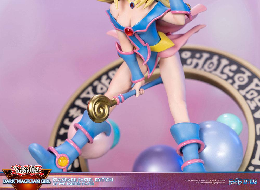 Figurine collector de La Magicienne des Ténèbres - Yu-Gi-Oh! - Standard Pastel Edition, statuette en PVC avec socle décoratif, hauteur 30 cm.