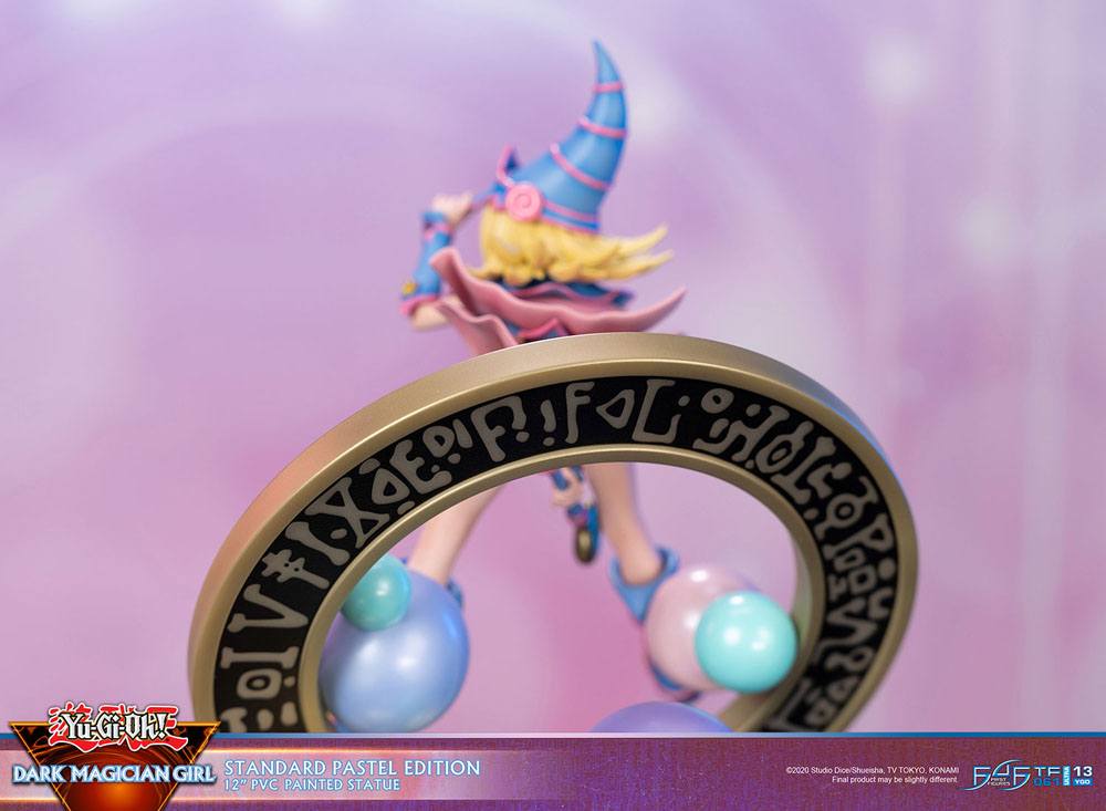 Figurine collector de La Magicienne des Ténèbres - Yu-Gi-Oh! - Standard Pastel Edition, statuette en PVC avec socle décoratif, hauteur 30 cm.