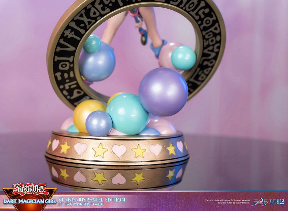 Figurine collector de La Magicienne des Ténèbres - Yu-Gi-Oh! - Standard Pastel Edition, statuette en PVC avec socle décoratif, hauteur 30 cm.