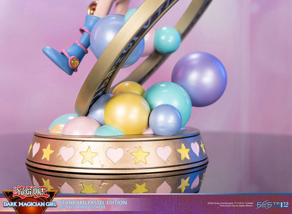 Figurine collector de La Magicienne des Ténèbres - Yu-Gi-Oh! - Standard Pastel Edition, statuette en PVC avec socle décoratif, hauteur 30 cm.