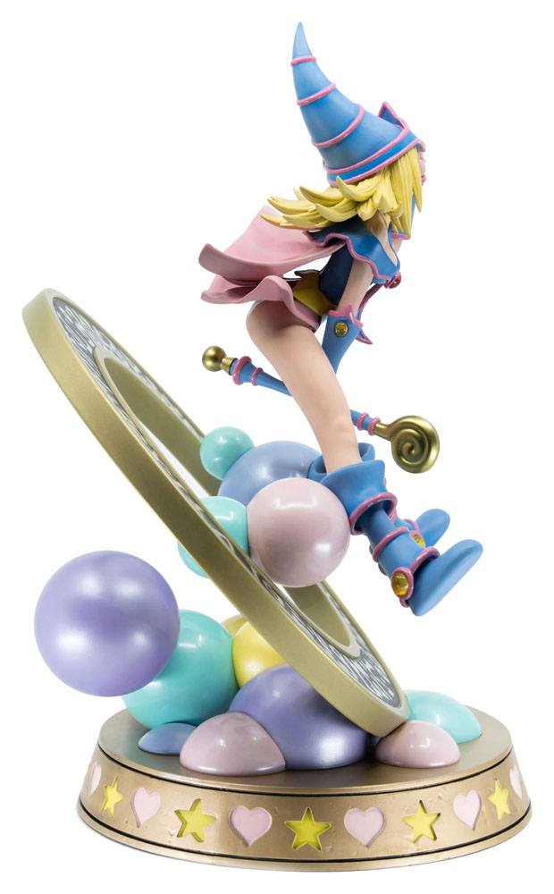 Figurine collector de La Magicienne des Ténèbres - Yu-Gi-Oh! - Standard Pastel Edition, statuette en PVC avec socle décoratif, hauteur 30 cm.