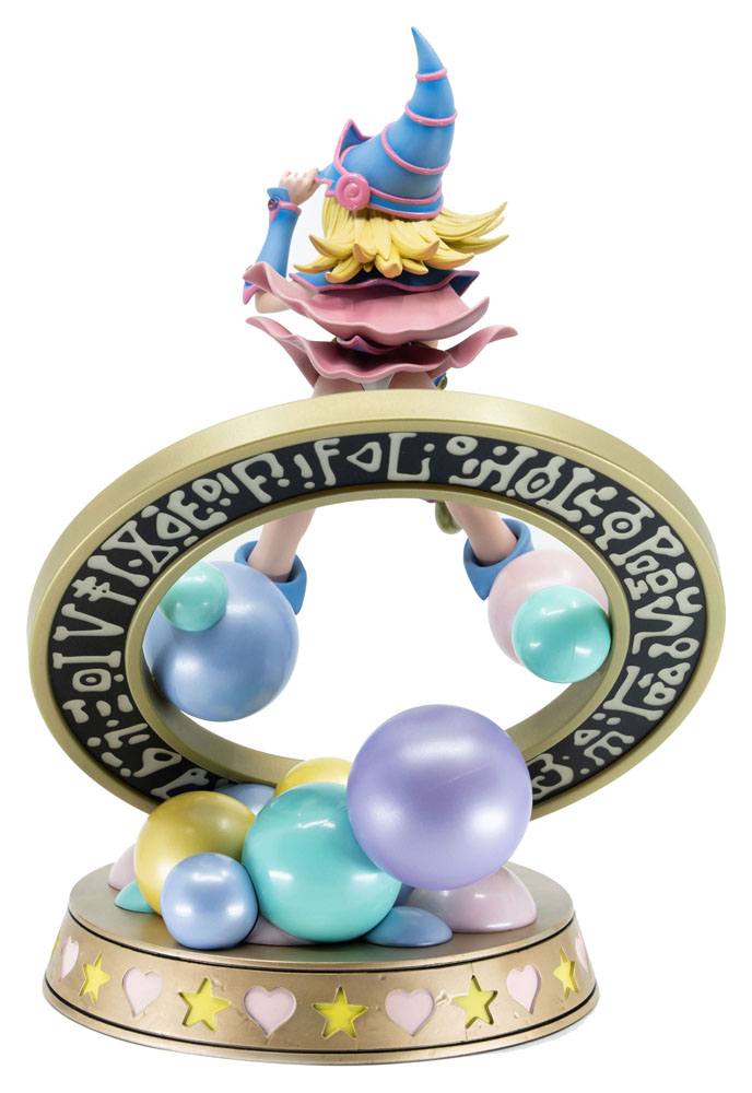 Figurine collector de La Magicienne des Ténèbres - Yu-Gi-Oh! - Standard Pastel Edition, statuette en PVC avec socle décoratif, hauteur 30 cm.