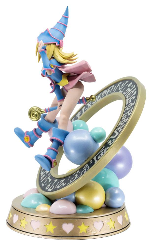 Figurine collector de La Magicienne des Ténèbres - Yu-Gi-Oh! - Standard Pastel Edition, statuette en PVC avec socle décoratif, hauteur 30 cm.