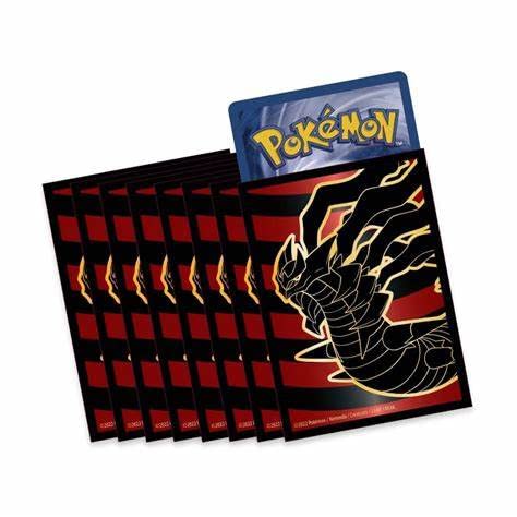 Sleeves Pokémon x65 Origine Perdue : Giratina – Protège-cartes noirs et rouges avec un design officiel de Giratina, adaptés pour les cartes au format standard.