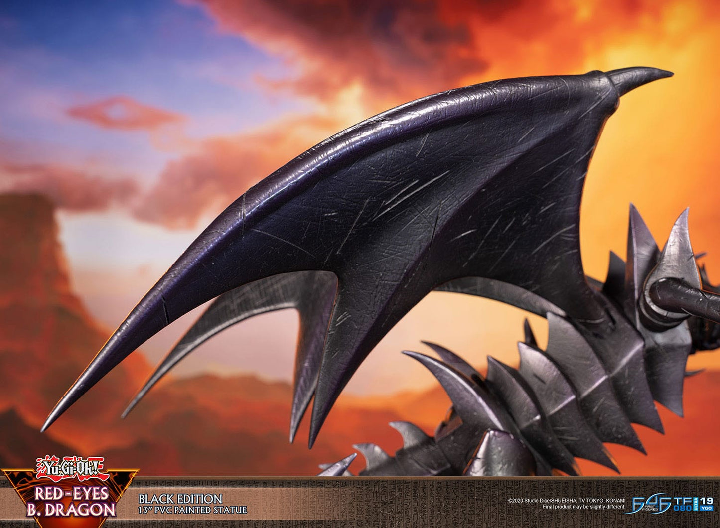 Figurine Yu-Gi-Oh! du Dragon Noir aux Yeux Rouges de First 4 Figures, mesurant 33 cm avec socle.