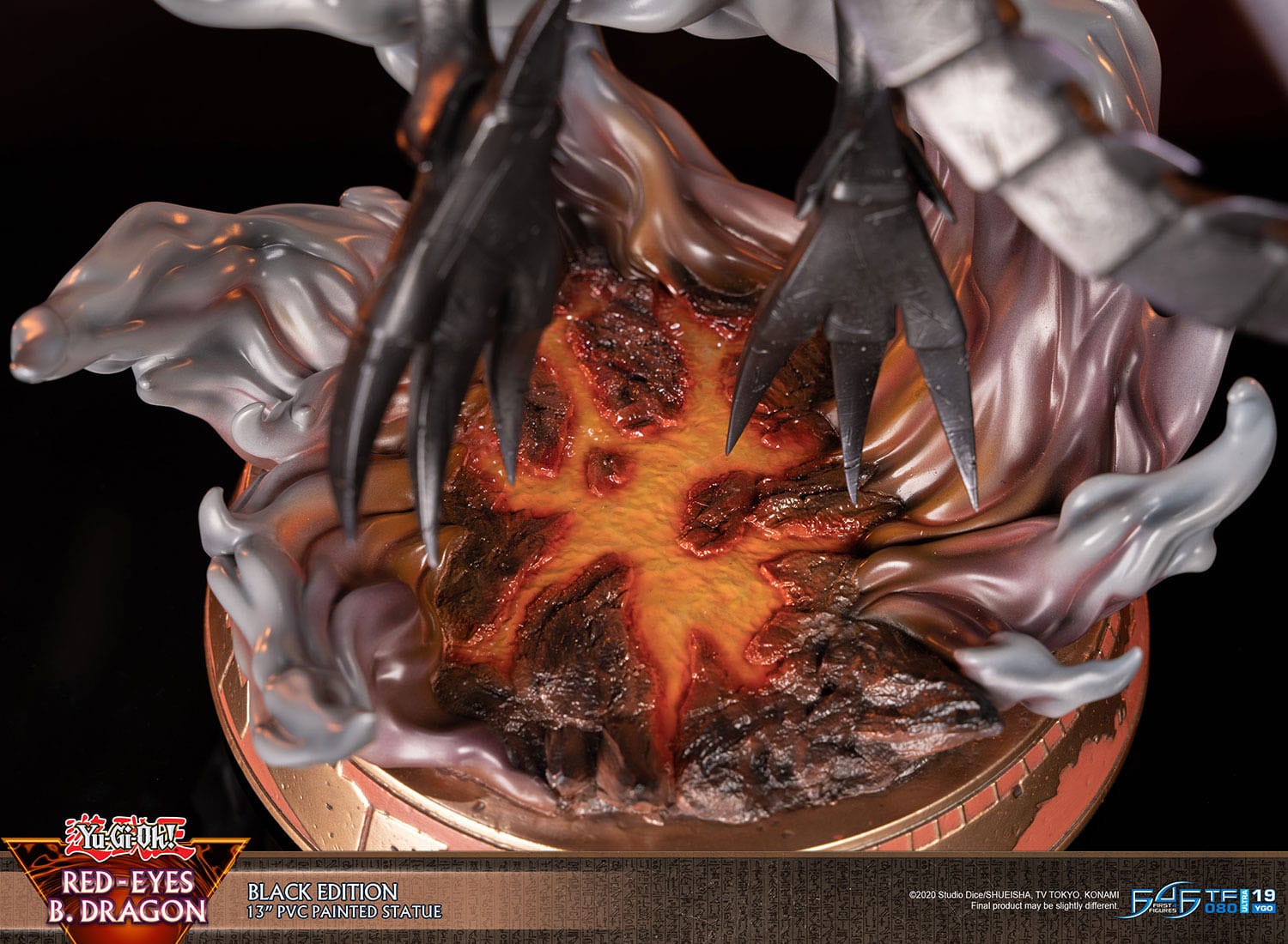 Figurine Yu-Gi-Oh! du Dragon Noir aux Yeux Rouges de First 4 Figures, mesurant 33 cm avec socle.