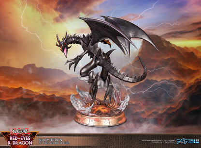 Figurine Yu-Gi-Oh! du Dragon Noir aux Yeux Rouges de First 4 Figures, mesurant 33 cm avec socle.