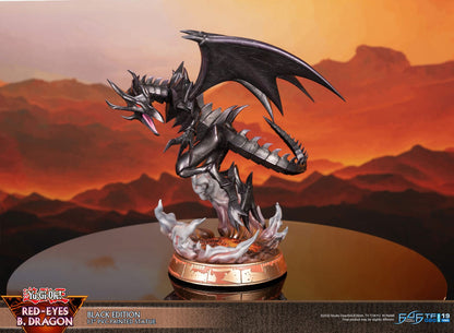 Figurine Yu-Gi-Oh! du Dragon Noir aux Yeux Rouges de First 4 Figures, mesurant 33 cm avec socle.