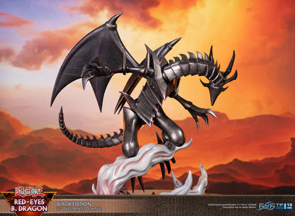 Figurine Yu-Gi-Oh! du Dragon Noir aux Yeux Rouges de First 4 Figures, mesurant 33 cm avec socle.