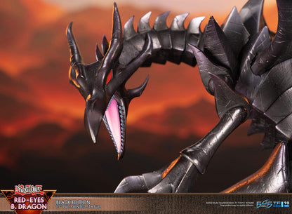 Figurine Yu-Gi-Oh! du Dragon Noir aux Yeux Rouges de First 4 Figures, mesurant 33 cm avec socle.